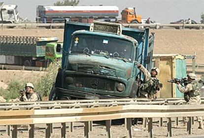 Soldados de EE UU toman posiciones después de que un convoy sufriera una emboscada en la localidad de Faluja.