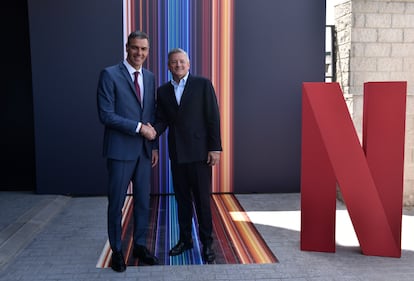 Ted Sarandos y Pedro Sánchez se fotografían en la celebración de los 10 años de Netflix en España.