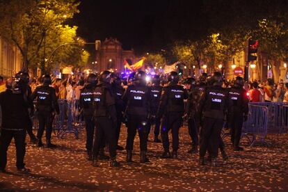 Presencia policial en el entorno de Cibeles donde se esperaba la llegada de los jugadores del Real Madrid con el trofeo de la Copa del Rey.