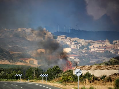 San Martín de Unx, Navarra, 19/06/2022 - Varios vehículos abandonan San Martín de Unx durante el incendio fotestal de Ujué. Foto: Pablo Lasaosa