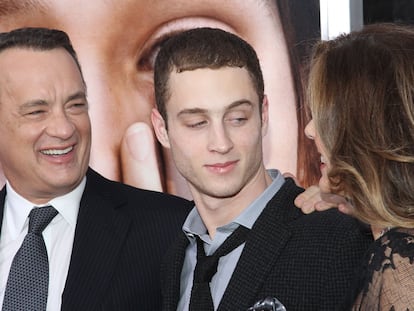 Tom Hanks y Rita Wilson rodean a su hijo Chester Hanks en un estreno en Nueva York en 2011.