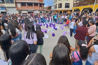 Plantón en el parque central de Gómez Plata (Antioquia) por el feminicidio de la menor de edad Elizabeth Macías Ayala, el 10 de abril de 2023.