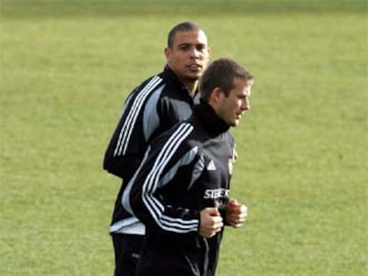 Beckham y, detrás, Ronaldo.