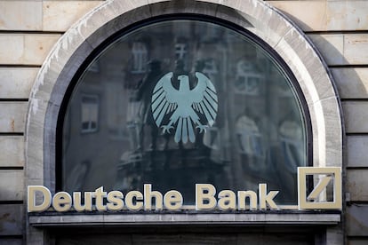 Logotipo del Deutsche Bank en una de sus oficinas en Fráncfort el 4 de febrero de 2021. Armando BABANI / AFP)