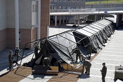 Integrantes del regimiento de ingenieros del Ejército de Tierra que se ha desplazado este jueves desde Salamanca hasta Segovia para instalar un hospital de campaña junto al Hospital General.