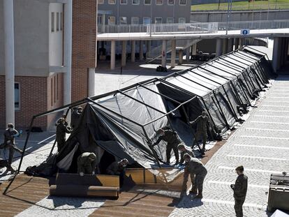 Integrantes del regimiento de ingenieros del Ejército de Tierra que se ha desplazado este jueves desde Salamanca hasta Segovia para instalar un hospital de campaña junto al Hospital General.