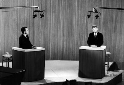 Nixon escucha a Kennedy desde su atril durante el cuarto y último debate electoral que mantuvieron los dos candidatos a la presidencia de Estados Unidos. Se celebró el 21 de octubre de 1960.
