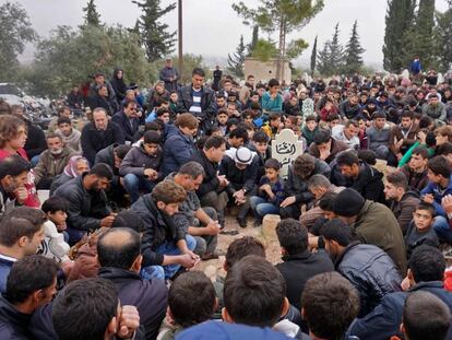 Funeral de Raed Fares y Hamud Yunaid, este viernes en Kafranbel, en la provincia siria de Idlib.