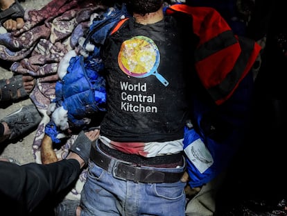 El cuerpo sin vida de una persona que vestía una camiseta de la ONG World Central Kitchen yace en el suelo del hospital Al Aqsa de Deir al Balah, en Gaza, este lunes.