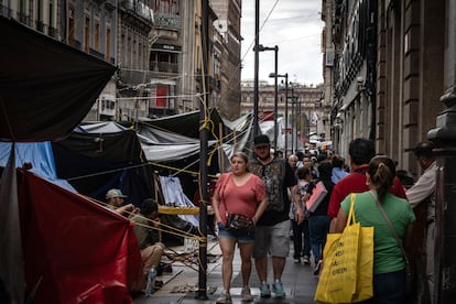 Maestros bloquean las calles del centro de Ciudad de México.