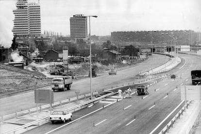 Obras de construcción de la M-30 en abril de 1976. Al fondo, el complejo de viviendas conocido como Las Colmenas.