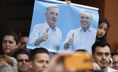 Cartel de Álvaro Uribe e Iván Duque en un acto electoral en Armenia (Colombia) en junio de 2018. 