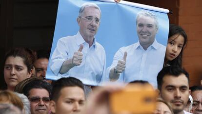 Cartaz de Álvaro Uribe e Iván Duque em um comício na localidade de Armenia (Colômbia), em junho de 2018.