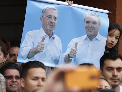 Cartaz de Álvaro Uribe e Iván Duque em um comício na localidade de Armenia (Colômbia), em junho de 2018.