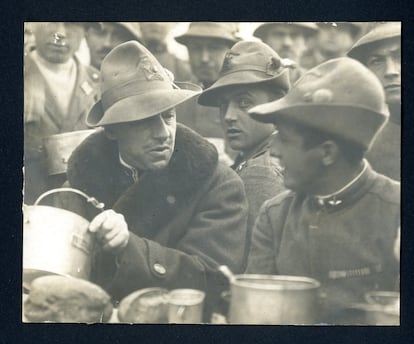 El escritor italiano Gabriele D`Annuncio durante su estancia en Fiume, hoy Rijeka (Croacia), entre septiembre de 1919 y diciembre de 1920. / Vittoriale degli Italiani