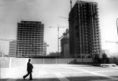 Durante los años setenta y hasta principios de los ochenta se fueron levantando los edificios más importantes: la Torre Windsor (106 metros de altura), la Torre del Banco de Bilbao (107 m.), la Torre Europa (121 m.), la Torre Picasso (157 m.) y la Torre Mahou (85 m.). El eje comercial lo vertebraba (y lo sigue haciendo) El Corte Inglés, situado en la cara de Raimundo Fernández Villaverde. La edificación “dejó el espacio interior como secundario y no como protagonista”, escribió en 1985 el arquitecto Antón Capitel en la revista 'Lápiz'. En la imagen, la construcción de AZCA en 1976.