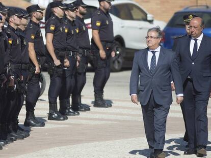 Juan Ignacio Zoido en la seva arribada a l'acte d'imposició de medalles policials.