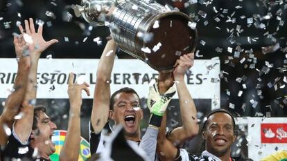 Rever y Ronaldinho, a la derecha, con el trofeo.