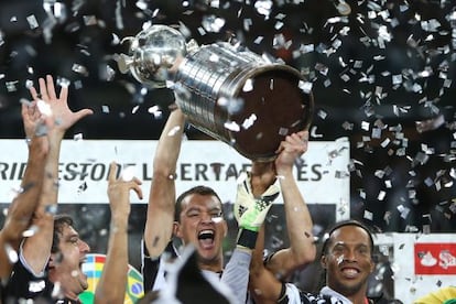 Rever y Ronaldinho, a la derecha, con el trofeo.