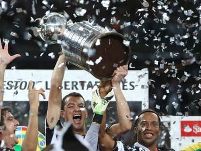 Rever y Ronaldinho, a la derecha, con el trofeo.