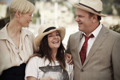 La directora británica Lynne Ramsay, flanqueada por los actores Tilda Swinton y John C. Reilly, durante la presentación de <i>We need to talk about Kevin</i> en Cannes.