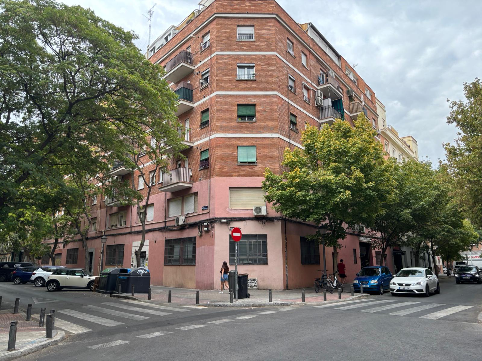 El hotel cápsula ilegal ocupa la planta baja del edificio en la calle Arquitectura, 18 (Madrid)