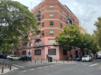 El hotel cápsula ilegal ocupa la planta baja del edificio en la calle Arquitectura, 18 (Madrid)