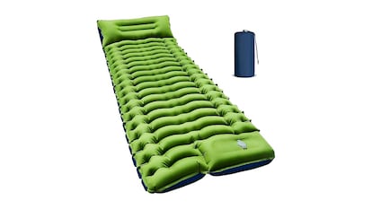 Colchoneta para camping sobre fondo blanco.