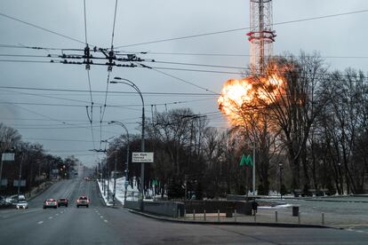 La torre de la televisión ucrania en Kiev (Ucrania) arde tras el impacto de una bomba rusa, este 1 de marzo. 