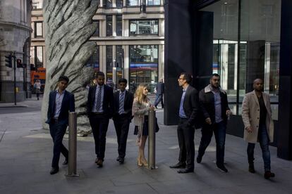 Empleados en una de las calles del distrito financiero de Londres.