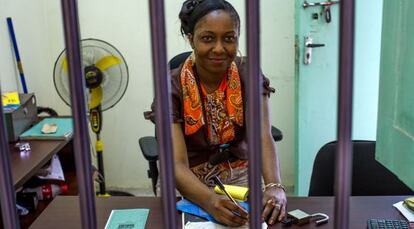Una funcionaria en su puesto de trabajo, en Lamu, Kenia.