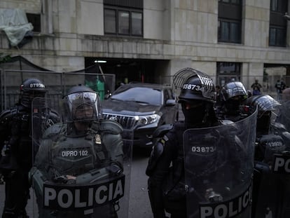 Policías custodian la salida de los magistrados del Palacio de Justicia, el 8 de febrero.
