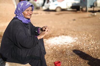 A pesar de su avanzada edad, Hamida Al-Hussein lucha por asegurar el alimento de sus nietos y trabaja duramente en las tierras agrícolas seis horas al día; cobra un pequeño salario de 15 liras turcas, que equivale a menos de un euro.