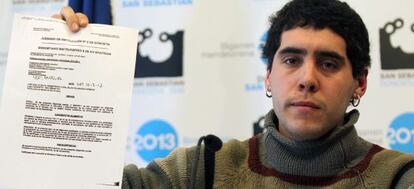 El concejal Axier Jaka muestra el auto de la juez con el que archiva las diligencias previas contra la 'okupación' de Uxotegi.