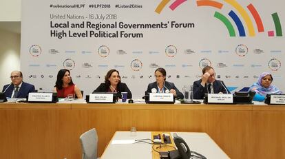 Ada Colau, tercera por la derecha, durante el foro ‘Local and Regional Governements’, en Nueva York.