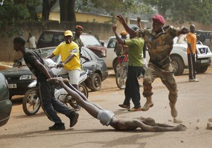 IM&Aacute;GENES QUE PUEDEN HERIR LA SENSIBILIDAD DEL LECTOR. Una ceremonia militar presidida por el Presidente interino de la Rep&uacute;blica Centroafricana, Catherine Samba Panza, ha terminado violentamente despu&eacute;s de que los soldados lincharan hasta la  muerte a un hombre, sospechoso de ser exrebelde, seg&uacute;n periodistas de AFP. Los soldados han atacado a pedradas, golpes y pu&ntilde;aladas a un joven vestido de paisano hasta causarle la muerte. Posteriormente, su cad&aacute;ver ha sido arrastrado por las calle de Bangui. 