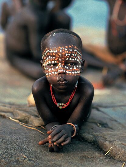 Etiopía, 1988. "Este niño de la tribu Surma, del suroeste del país, está aprendiendo el arte de decorarse el cuerpo. Toda la tribu se decora la piel para atraer al sexo opuesto. Los niños lo primero que se pintan es la cara. Con la edad irán pintando el resto del cuerpo".