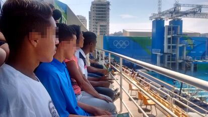 Entre el público que acudió al Maria Lenk había un grupo de adolescentes presos. Los jóvenes, que cumplen un régimen semiabierto por varios tipos de delitos, recorrieron 170 kilómetros —tres horas de viaje— para llegar al Parque Olímpico. "El mayor contraste en el evento son sus paradojas clasistas que ponen de manifiesto que existe un Brasil para la élite blanca, de clase media, y otra realidad reservada para los trabajadores, en su mayoría negros y pobres, que brillan por su ausencia, principalmente, en los eventos olímpicos de la ciudad", explica el profesor de los muchachos, Erlon Couto.