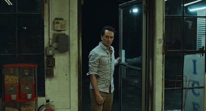 Matthew Rhys interpreta al alcalde Tom Loftis en 'La maldición de Widow's Bay' (Apple TV).