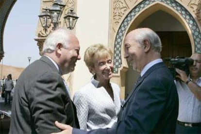 María Teresa Fernández de la Vega, Miguel Ángel Moratinos (izquierda) y el primer ministro Dris Jettu, en Rabat.