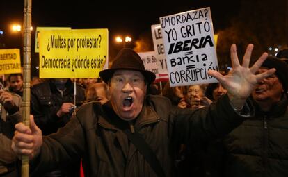 Un hombre grita al inicio de la manifestación en la Plaza de Neptuno.