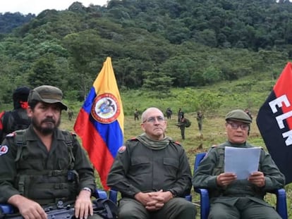 El líder del ELN, Nicolás Rodríguez Bautista, alias 'Gabino', junto a otros miembros de la guerrilla.