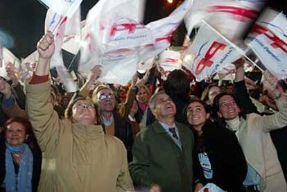 Afiliados y simpatizantes del PP observaban a sus líderes en la calle de Génova después de conocerse el resultado de las elecciones.