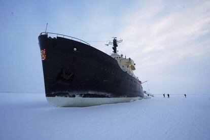 El rompehielos turístico finlandés 'Sampo', anclado en el hielo Ártico.