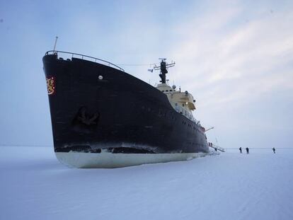 El rompehielos turístico finlandés 'Sampo', anclado en el hielo Ártico.