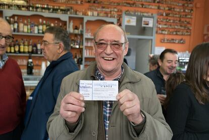 Raimundo Gustran presidente de la asociación de la tercera edad a los que han vendido casi todos los décimos, en Alagón (Zaragoza).