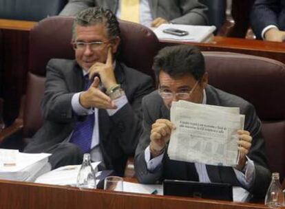 Granados (izquierda) y González muestran un diario con el análisis de Almunia sobre la crisis.