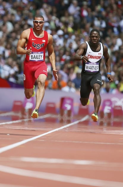 El estadounidense Ryan Bailey (a la izquierda) y el canadiense Justyn Warner en la carrera de 100 metros.
