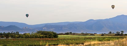 Globos cerca de la localidad de Tirgo. Al fondo, la Sierra de Toloño (popularmente conocida como Sierra de Cantabria) y los montes Obarenes. 