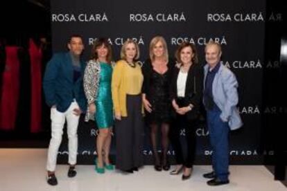 De izquierda a derecha, Elio Valderrama, Beatriz Cortazar, María Alcasa, Rosa Clará, Paloma Barrientos, y Jesús Mariñas posan durante la inauguración de la tienda de novias Rosa Clará en Miami, Florida (EE.UU.).